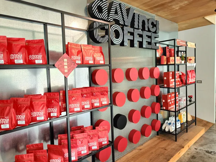 喜氣洋洋的一家咖啡店，設計感十足