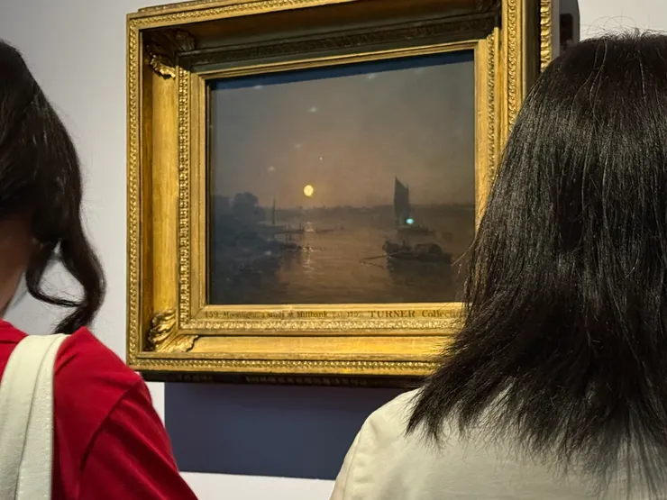 這幅畫試試看站在左邊45度角跟右邊45度角,蹲低在船隻更低的的水平線看看空間感有沒有不一樣吧(手機拍攝變形難以呈現真跡幾何感)