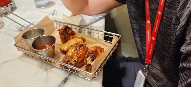 許多網友推薦The Local邁阿密美式輕食的炸雞，果然名不虛傳