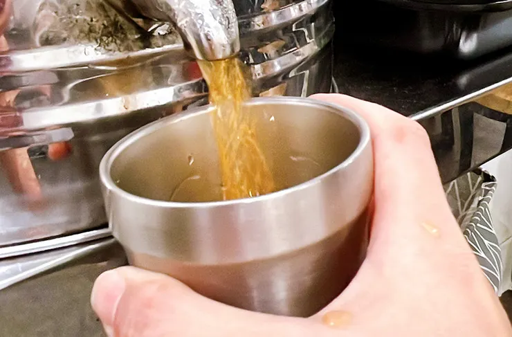 一杯清澈透亮的冰紅茶特寫，小白拉麵內用免費提供的清爽解膩飲品，深受在地顧客喜愛。