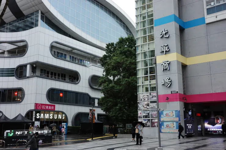 光華商場就在隔壁