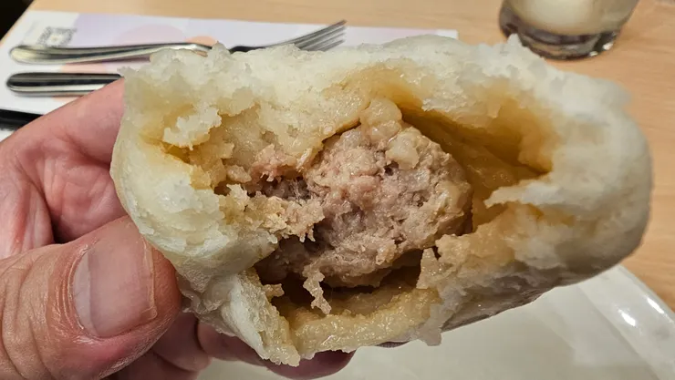 花蓮周家肉包的內餡相當飽滿!