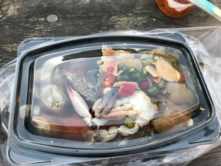 這就是我買的生醃海鮮。不打開蓋子拍照因為一打開便會弄得周圍和手變髒。  但看下去也覺得好吃！)