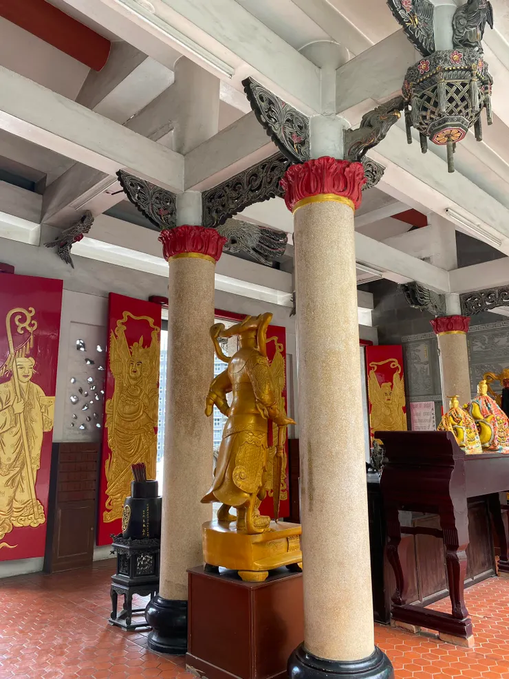 大殿內的柱子，採用科林斯柱風格的葉片裝飾，讓人眼睛一亮