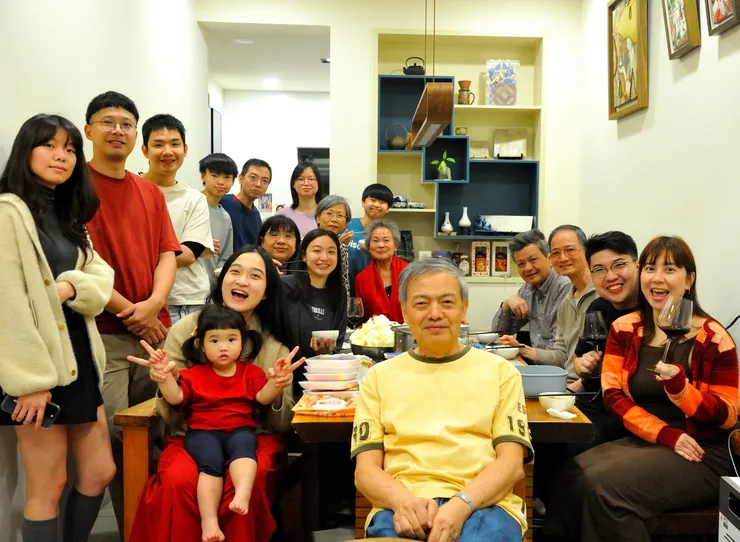 【兒子同學士鋒伉儷大年初一來家拜年，晚餐時合影。】