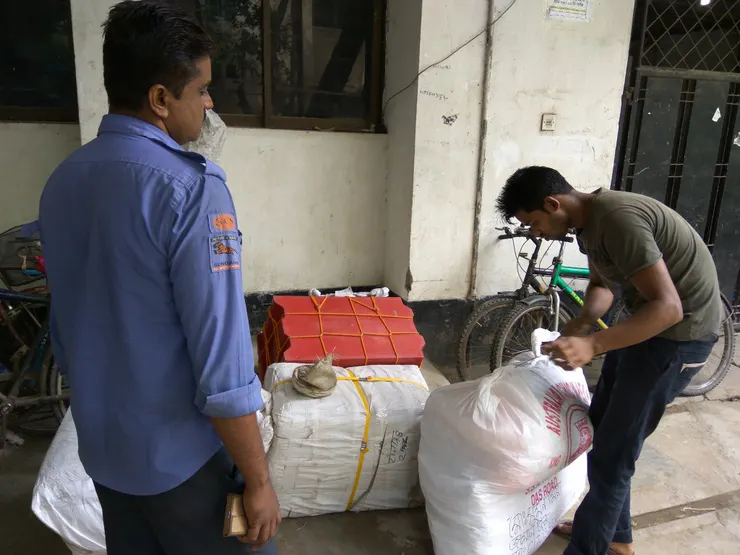 因為孟加拉官方郵政很不給力 很多公司小量貨就需要靠私人的貨運快遞公司