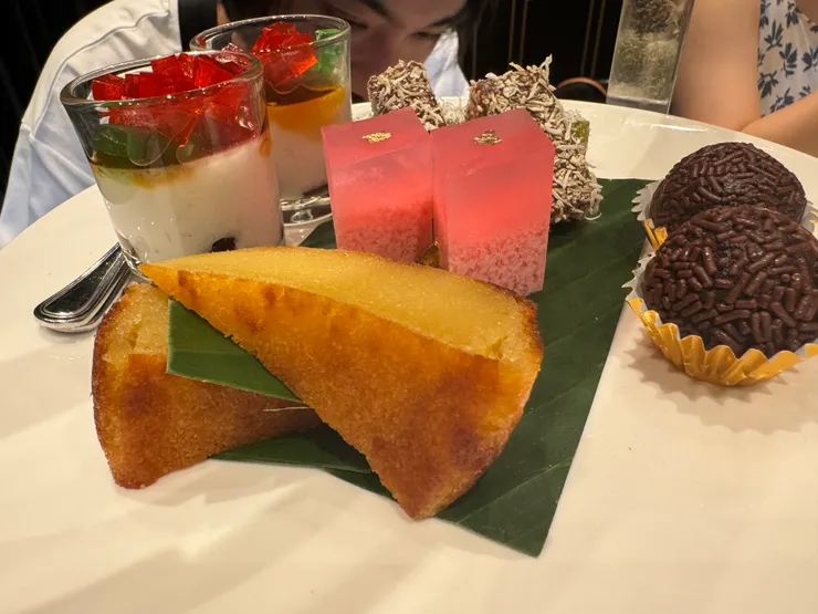 第三層甜點，類似金沙那顆有濃酒味，好吃。粉紅色的是玫瑰凍，很像石花菜凍的口感，很像蛋糕的那片比蛋糕扎實，喜歡這個口感。白色那罐就是奶酪。