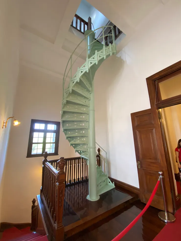 這隻鑄鐵旋轉梯可以上三樓