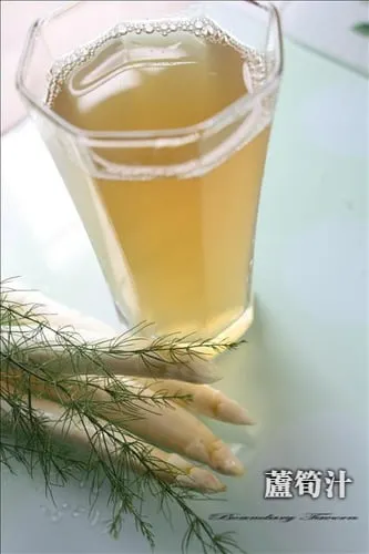 現在才知道小時候喝的津津蘆筍汁，根本上只是用蘆筍削下來的皮煮水，再加糖而成。
