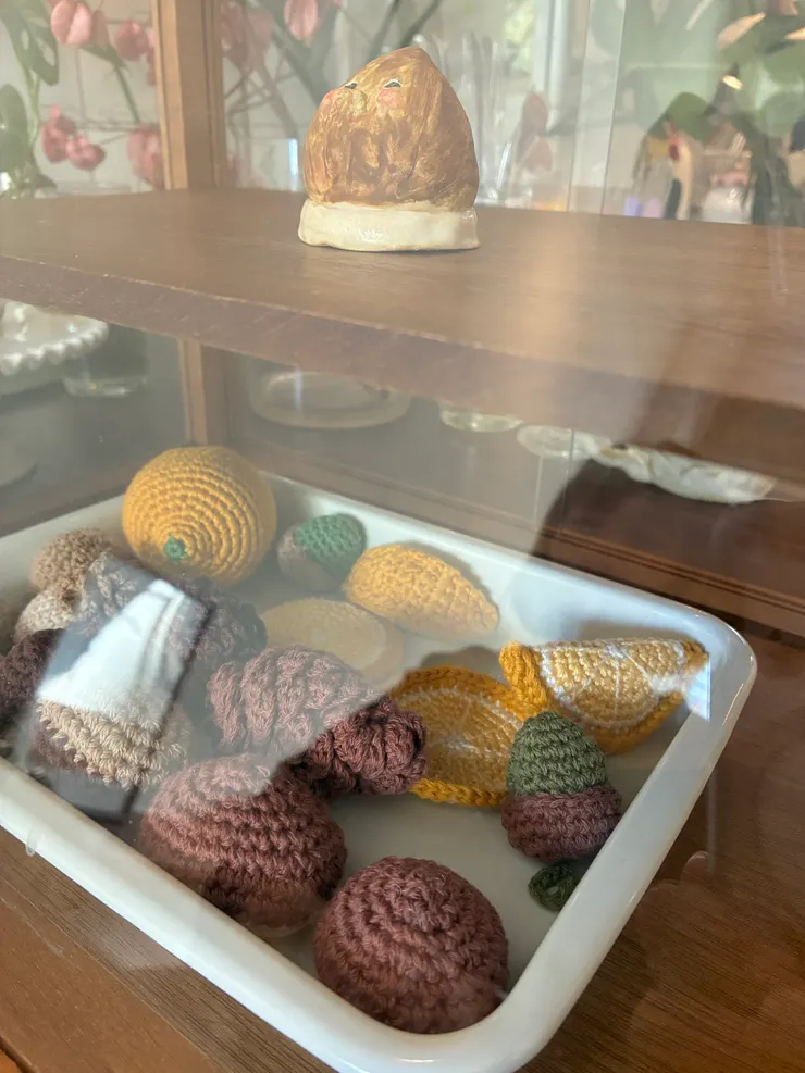 小小甜點櫥窗內竟然是可愛的編織食物!