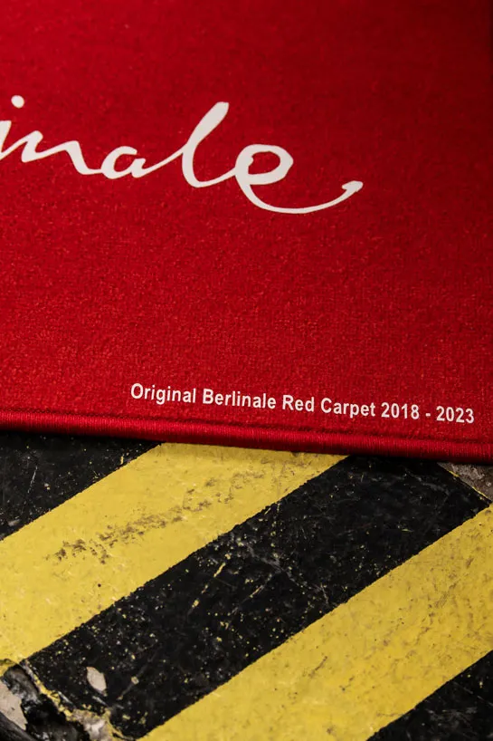 腳踏墊上面有註明是2018-2022年的紅毯