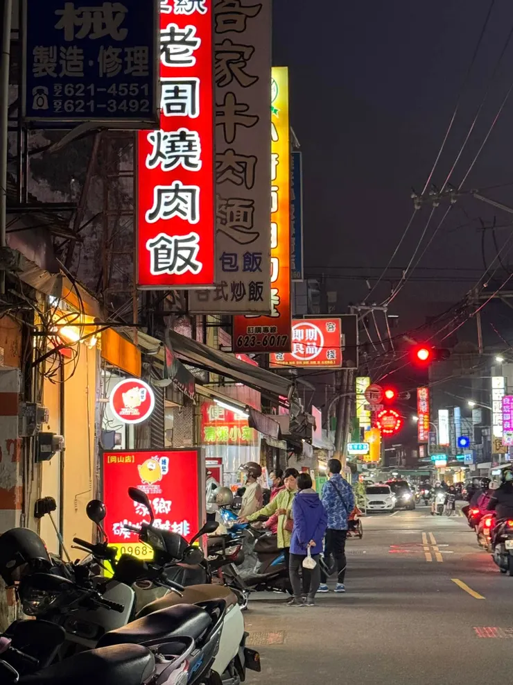 六點多的燒肉飯店面，就是會排隊😳（今天人龍算短的）