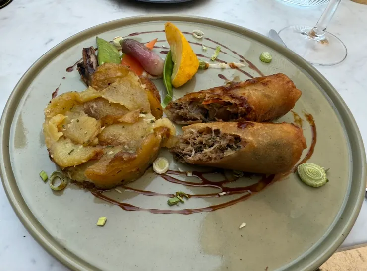 剖開來，原來鴨腿用另外的方式處理了（沒看到腿的油封鴨腿）