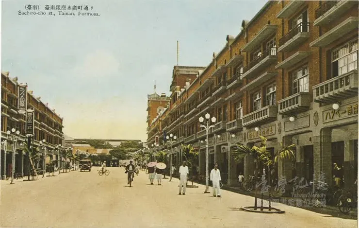 1930年代的末廣町明信片。當時拓寬大馬路，且在道路兩旁種上南洋風情的椰子樹。圖片來源：臺灣記憶