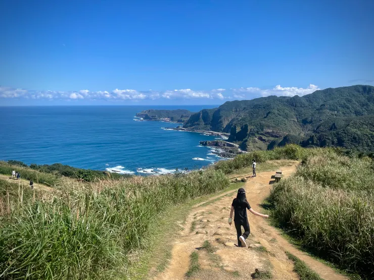 直面艷陽的山稜步道，視野好，但需注意防曬。照片中的土石步道也已整修為混泥土石階步道