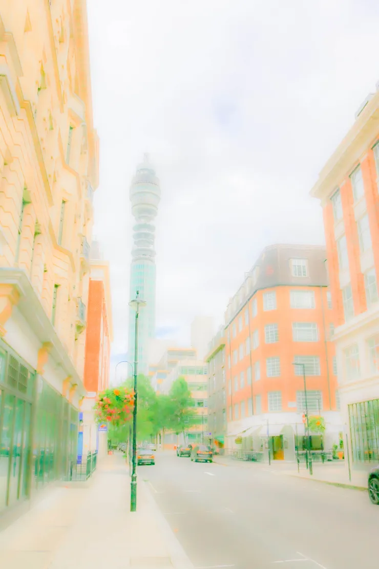英國廣播塔(BT Tower)屹立在街道的盡頭處