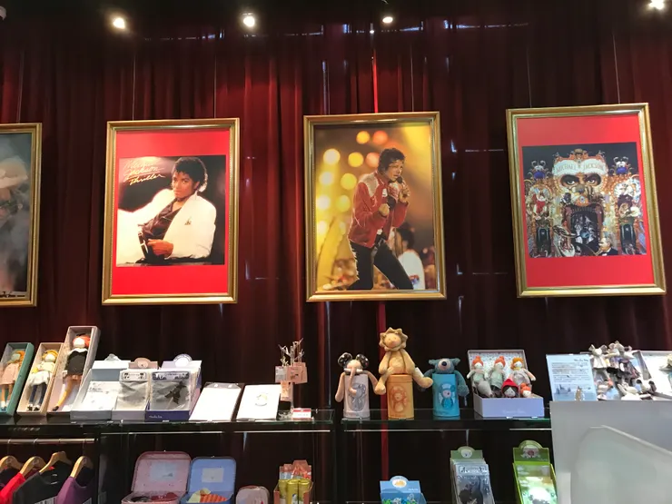 其實我很想罵，覺得很心痛，以為珍品廊會發展得更好，結果成了四不像，很不尊重MJ。