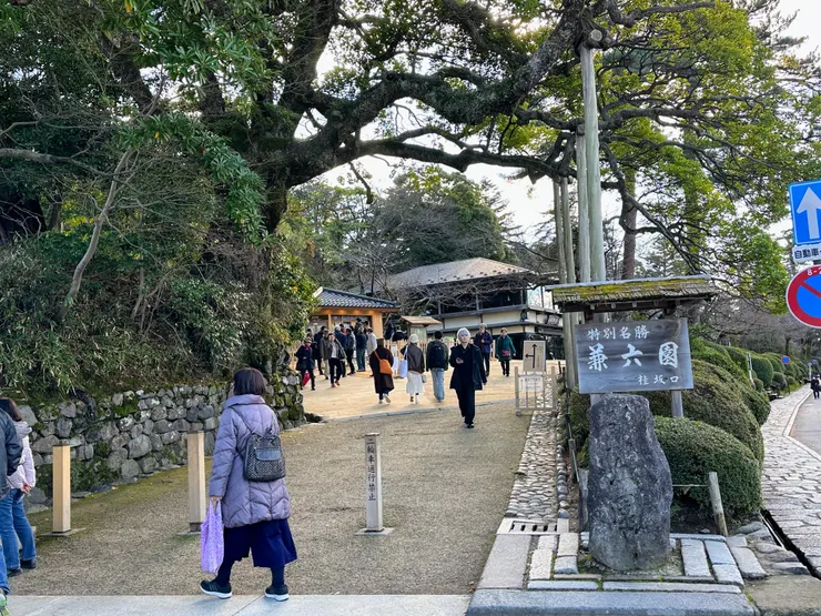 金澤城的出口可以直接通往兼六園的桂坂口走進兼六園