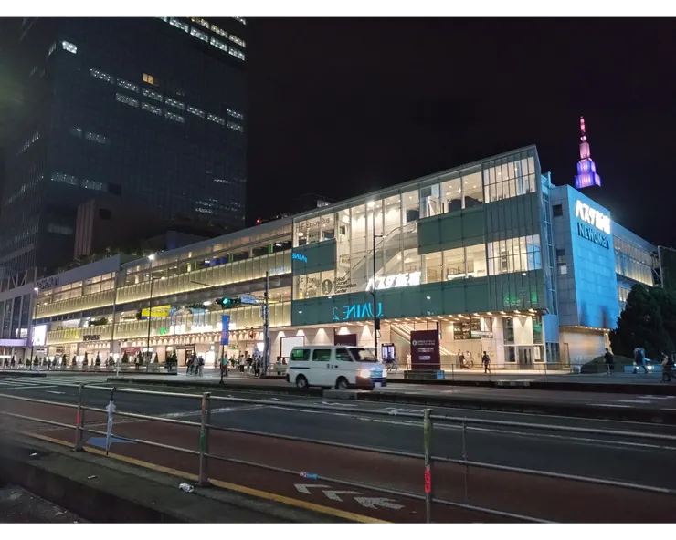 前往唐吉訶德途中，路經夜未央的新宿車站。