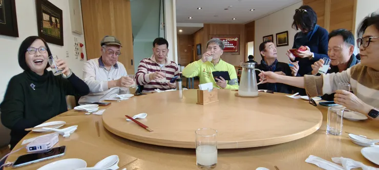 趕到景觀餐廳松柏軒與同學們會合，最左的月珠笑得很開心，她甫於一月中退休，無事一身輕。