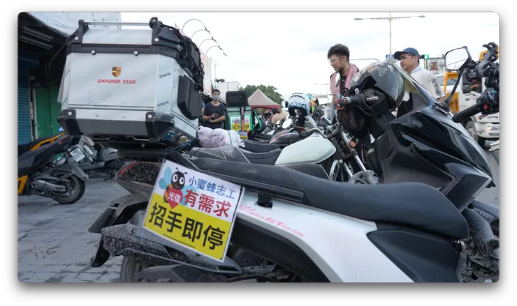 光復車站旁的小蜜蜂車隊