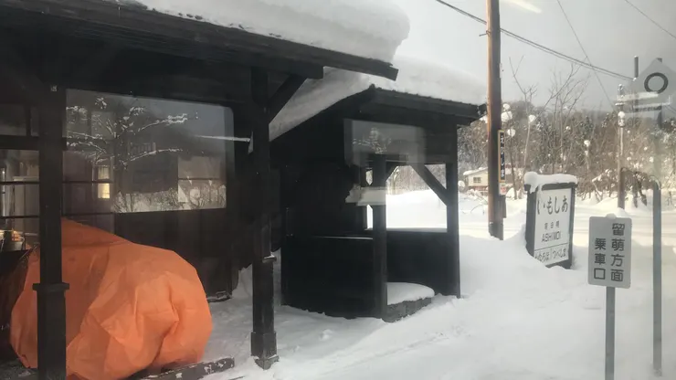 惠比島站旁還立著劇組拍攝時的明日萌站牌