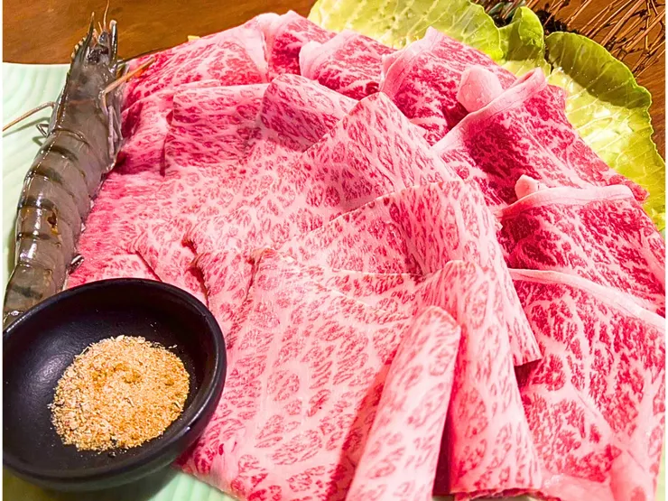 M9 澳洲巧克力和牛：飼料中添加巧克力肥育，成就如生巧克力般絲滑的大理石紋路與細緻脂香。