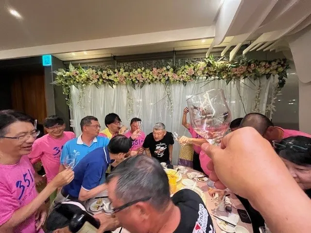 我只好跟著乾杯