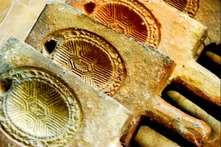 磚胎粿印：沒有浮誇光澤，                                          但每一道裂痕，都是日子反覆敲打的痕跡。