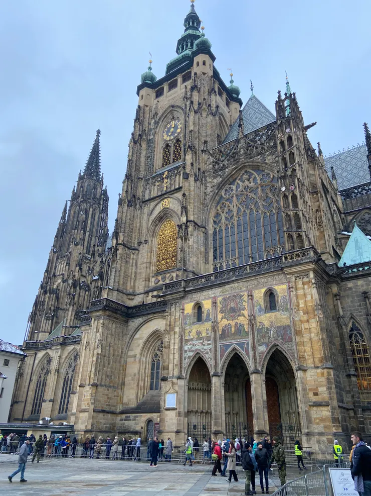 正中午大家都不吃飯，還在排隊，但至少隊伍變短很多，不到一小時就可以進去