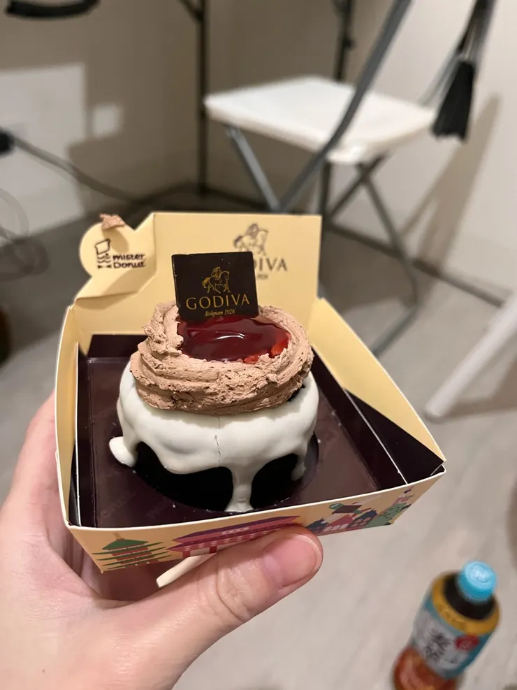 紅櫻桃布朗尼熔岩蛋糕。