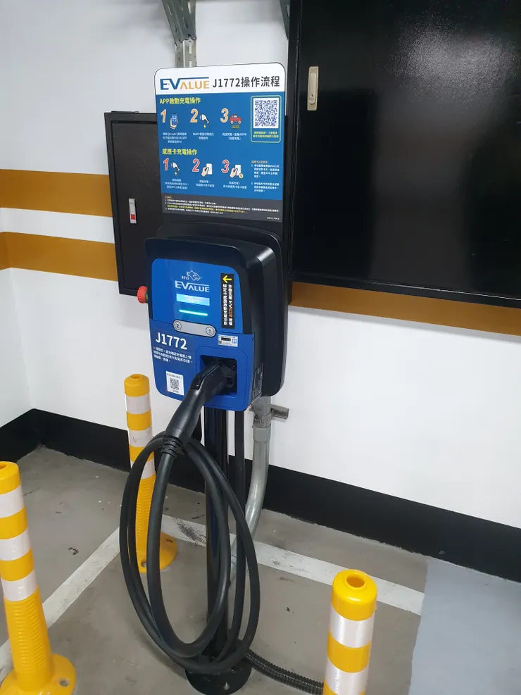 藍色是J1772規格