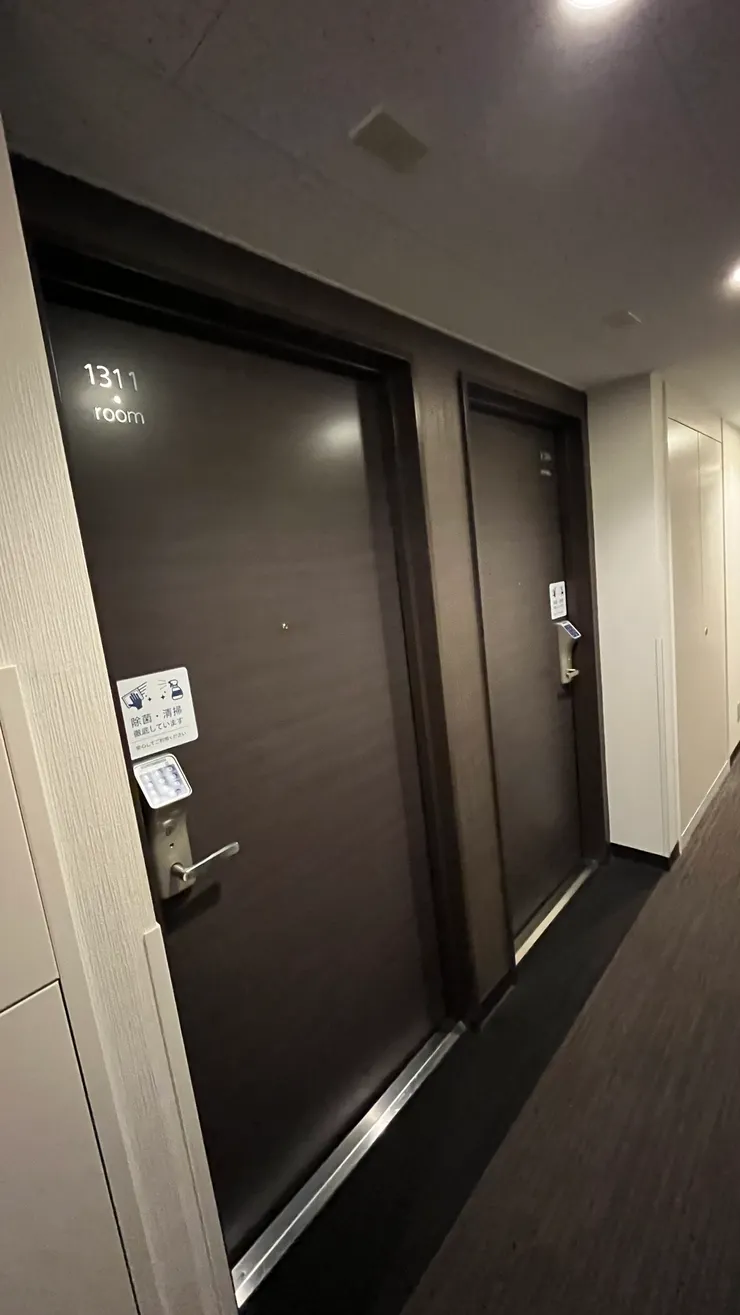 密碼鎖好處是不用怕弄丟房卡，或是1張房卡要搶著用。