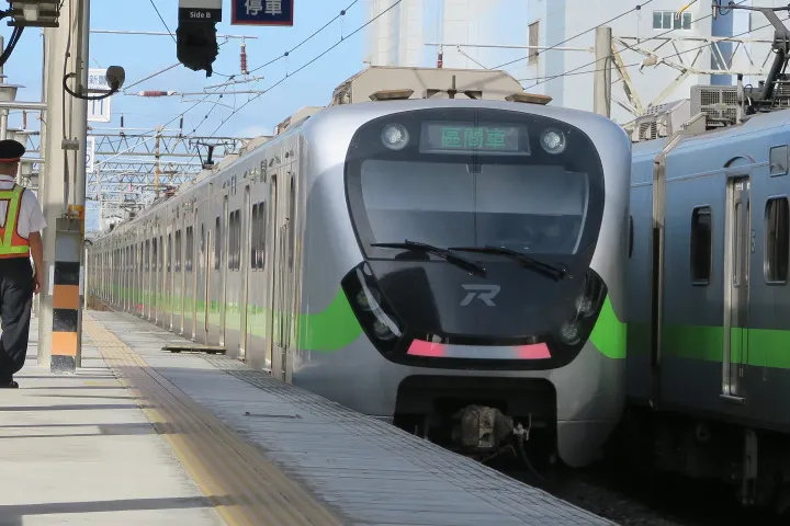 兩列EMU900交會/新豐