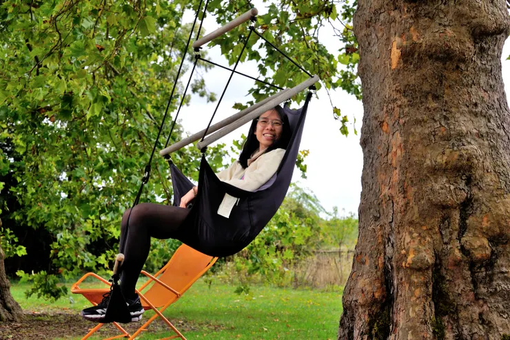 【修道院庭園裡的大樹下吊著鞦韆，女兒一見立即跳上去盪了起來。】