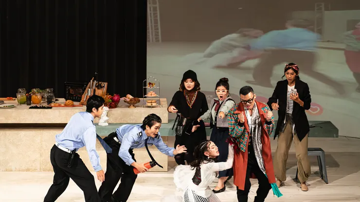 服裝及餐廚道具都十分當代。(圖片來源:https://news.nsysu.edu.tw/p/406-1120-320898,r2910.php?Lang=zh-tw)