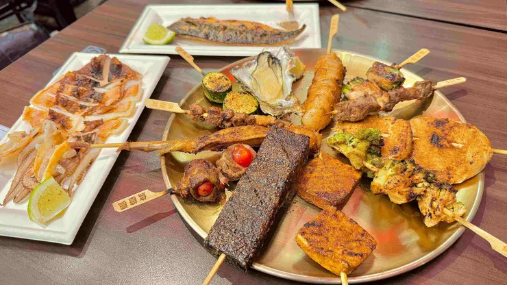 圖說：焦糖楓人氣串燒包括圓甜不辣、蔥肉捲、牛腹肉串等，多樣經濟實惠的選擇，是您春節聚餐的良伴，歡樂與親友共享美味，溫馨過好年。（資料來源：焦糖楓）