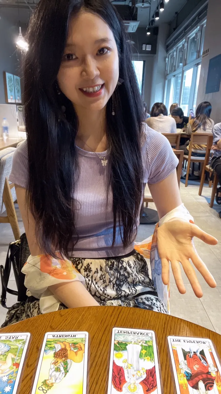 深諳多種不同組合的老師隨手用塔羅有趣的示範給了我問題的解答，原來<塔羅>卡片用易經的角度也能詮釋五行對應，也讓年輕晚輩更能理解