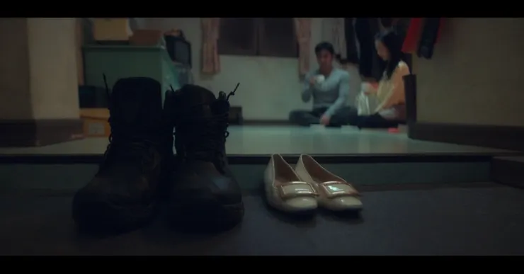 體貼的張洙源將鞋子擺成方便穿了就走的鞋尖朝外狀態。（Source: Disney+）