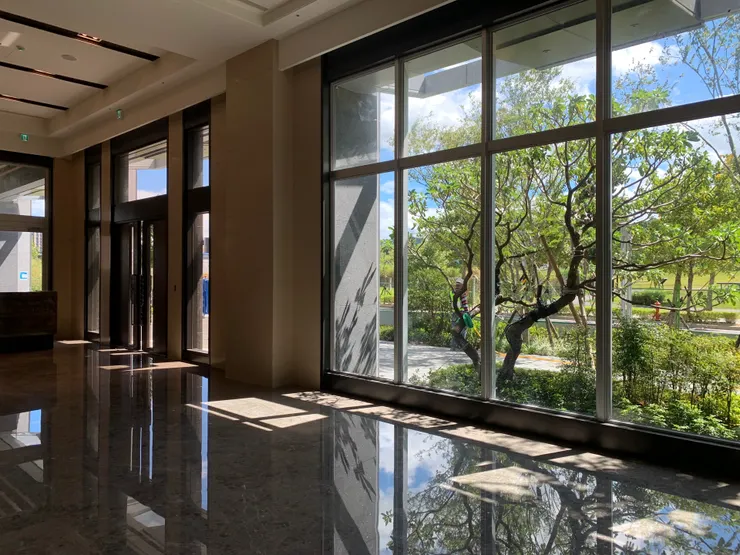 實際走訪大廳採光非常明亮，但大門又有一點隱私感。