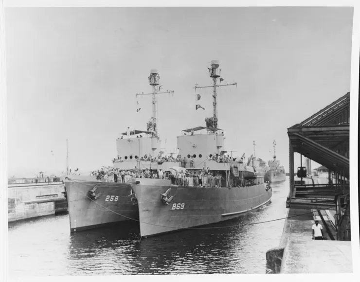 永興艦與永順艦於1946年通過巴拿馬運河前往中國