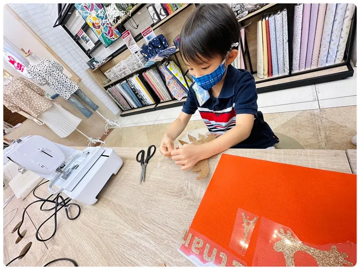 非常專注於做燙貼的孩子。〔2023夏令營〕