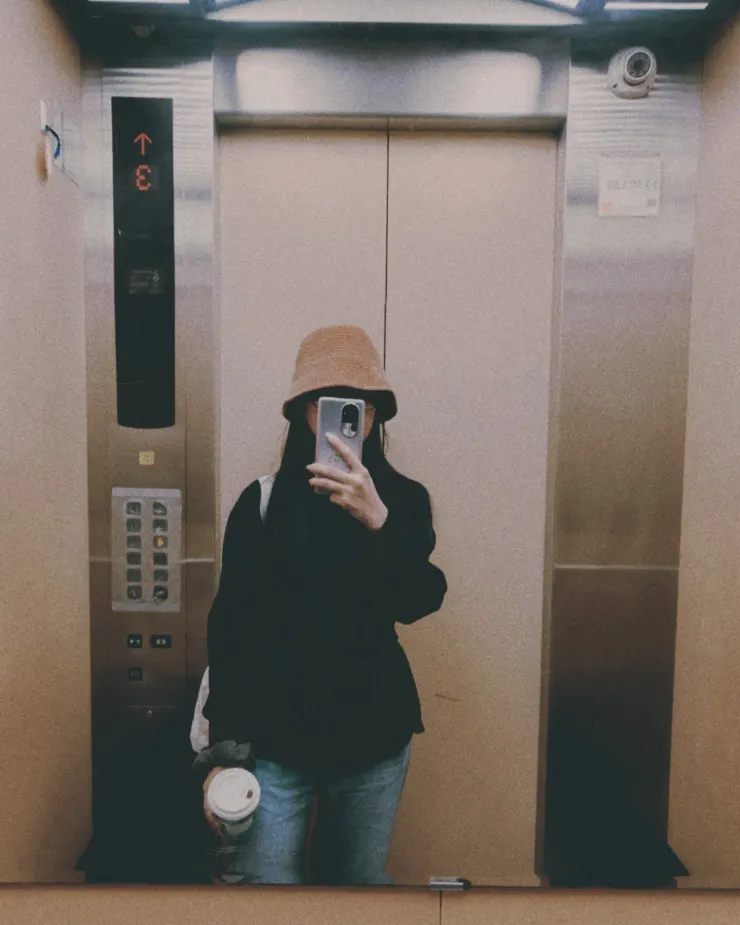 黑色是我最常見的選擇，手腕上的髮圈則能讓我隨時將頭髮紮起。