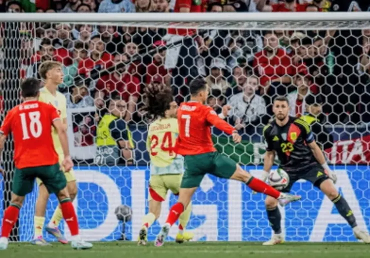 C.朗拿度凌空抽射破網助葡萄牙追和2:2