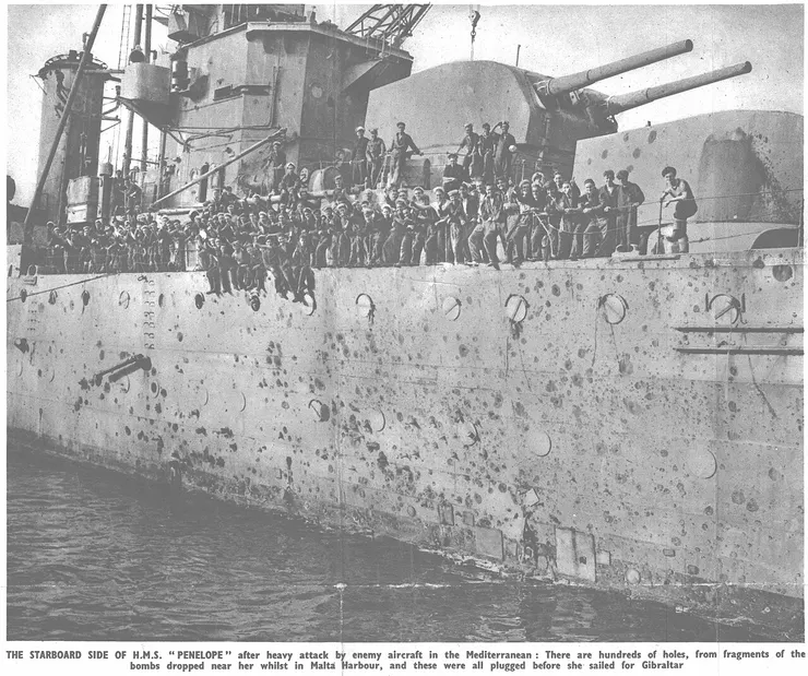佩内洛珀號的船身充滿彈孔，拍攝於1942年6月