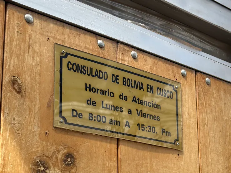 玻利維亞大使館，營業時間為週一至週五，上午8:00～15:30