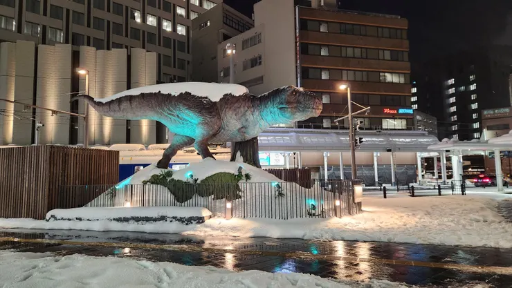 西口的霸王龍即使蓋上雪仍不掩其霸氣