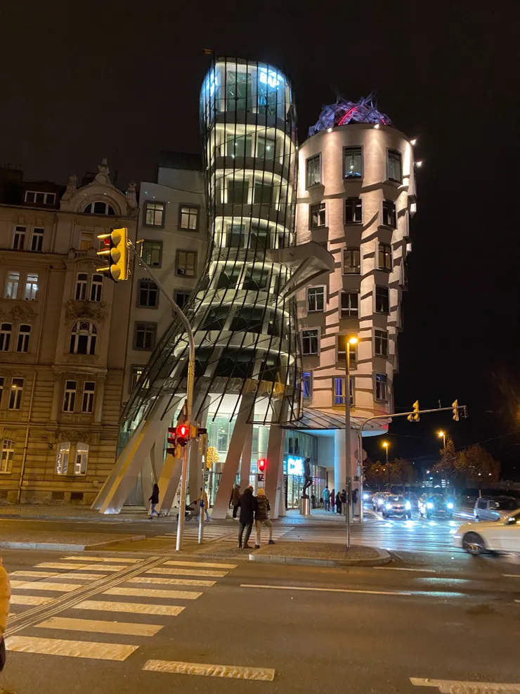 跳舞的房子(Dancing House)是一座商辦大樓,建築風格前衛,造型宛如貼著身子跳舞的一對男女。建於1996年,是加拿大建築師 Frank Owen Gehry 和捷克建築師 Vlado Milunić 攜手打造,剛完成時,備受爭議。