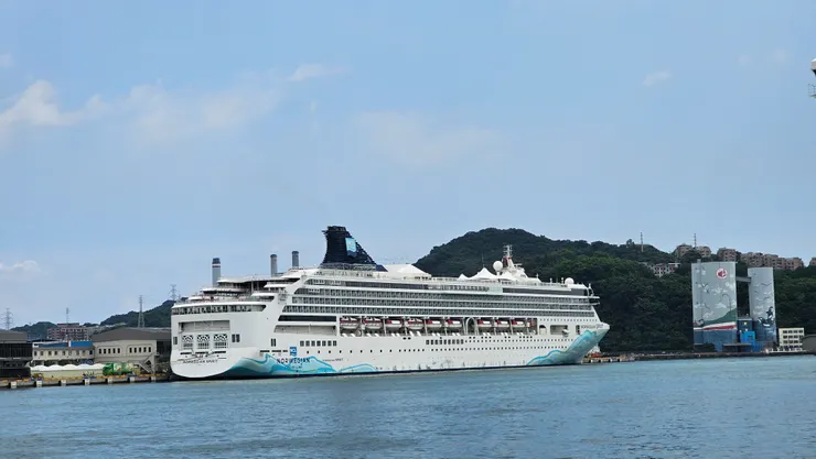 這是停在基隆港西岸的挪威郵輪奮進號!