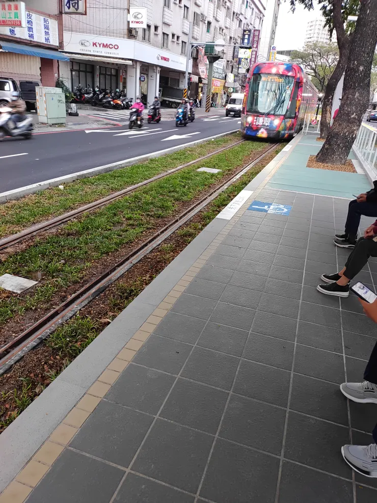 大順路上的輕軌列車